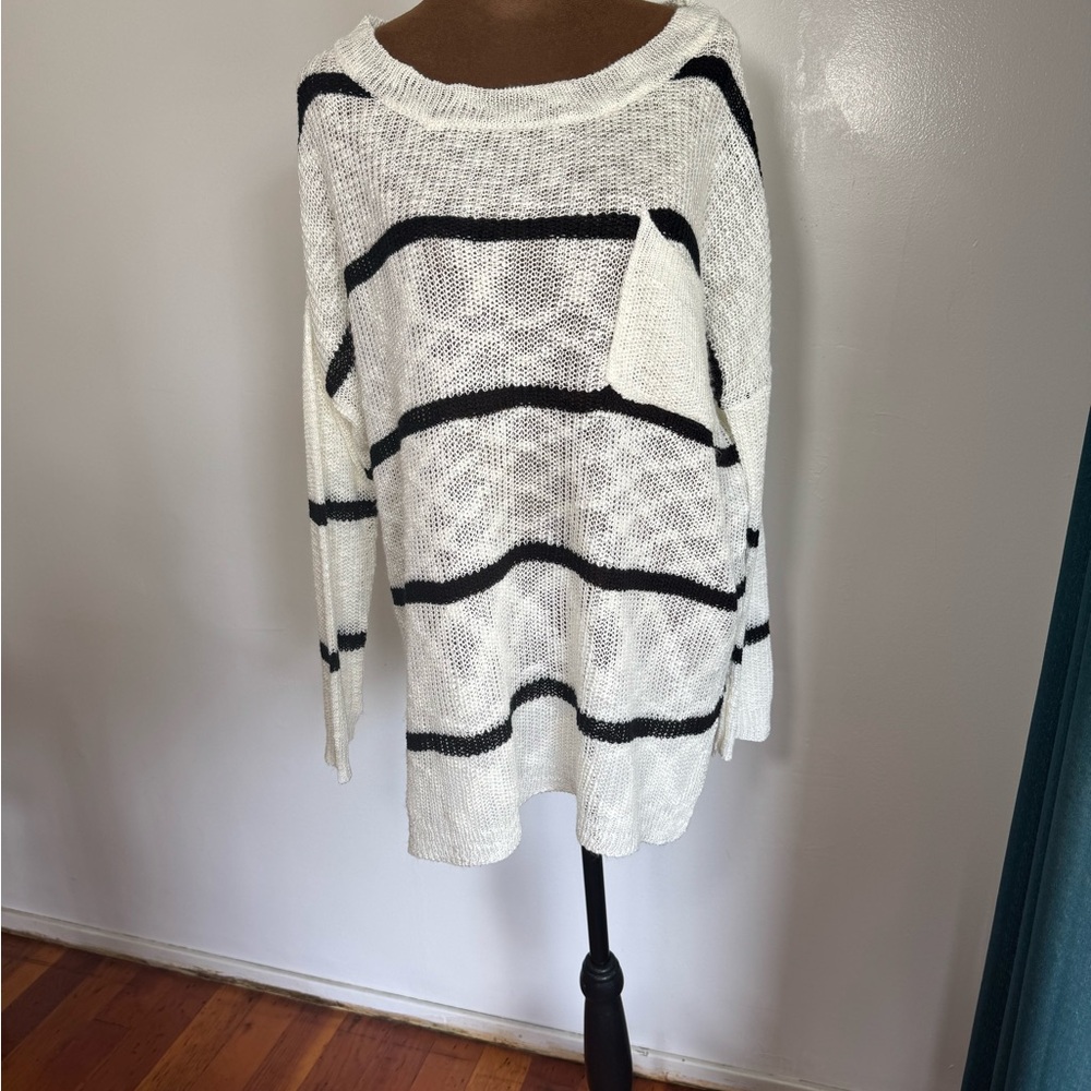 HYFVE Black and White Crew Neck Sweater with Modern Design